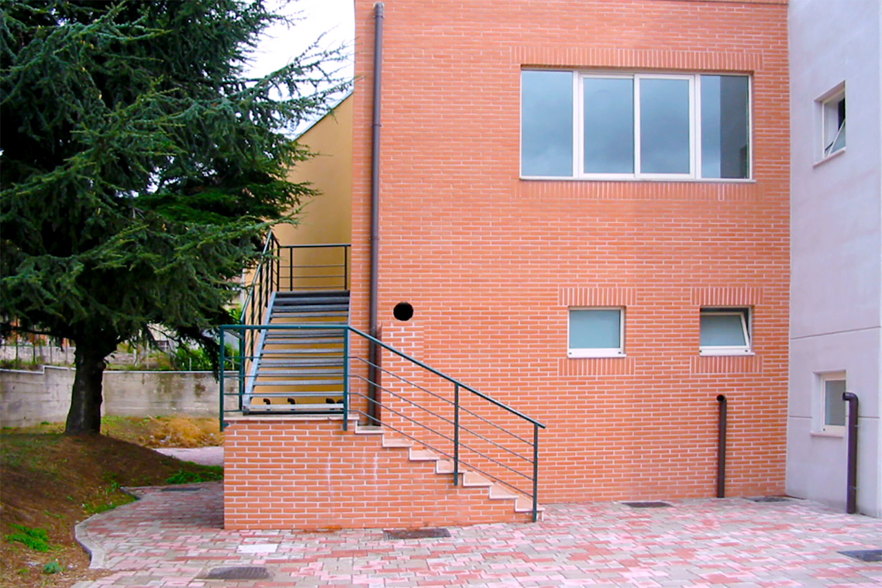 Polo Infanzia Antessano Maria Montessori  officina mani